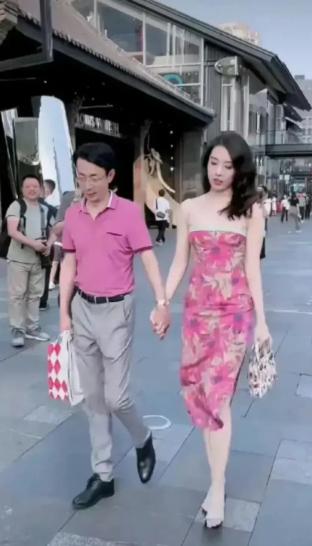 “牵手门”后，董思槿的人生彻底改写。2023年6月，成都太古里街头一段牵
