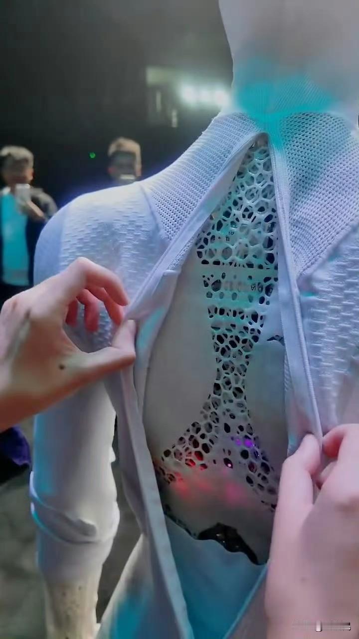 想想这个美女机器人“爱蓉”（我给起的中文名）也是真可怜，刚问世第一天，人类就把她