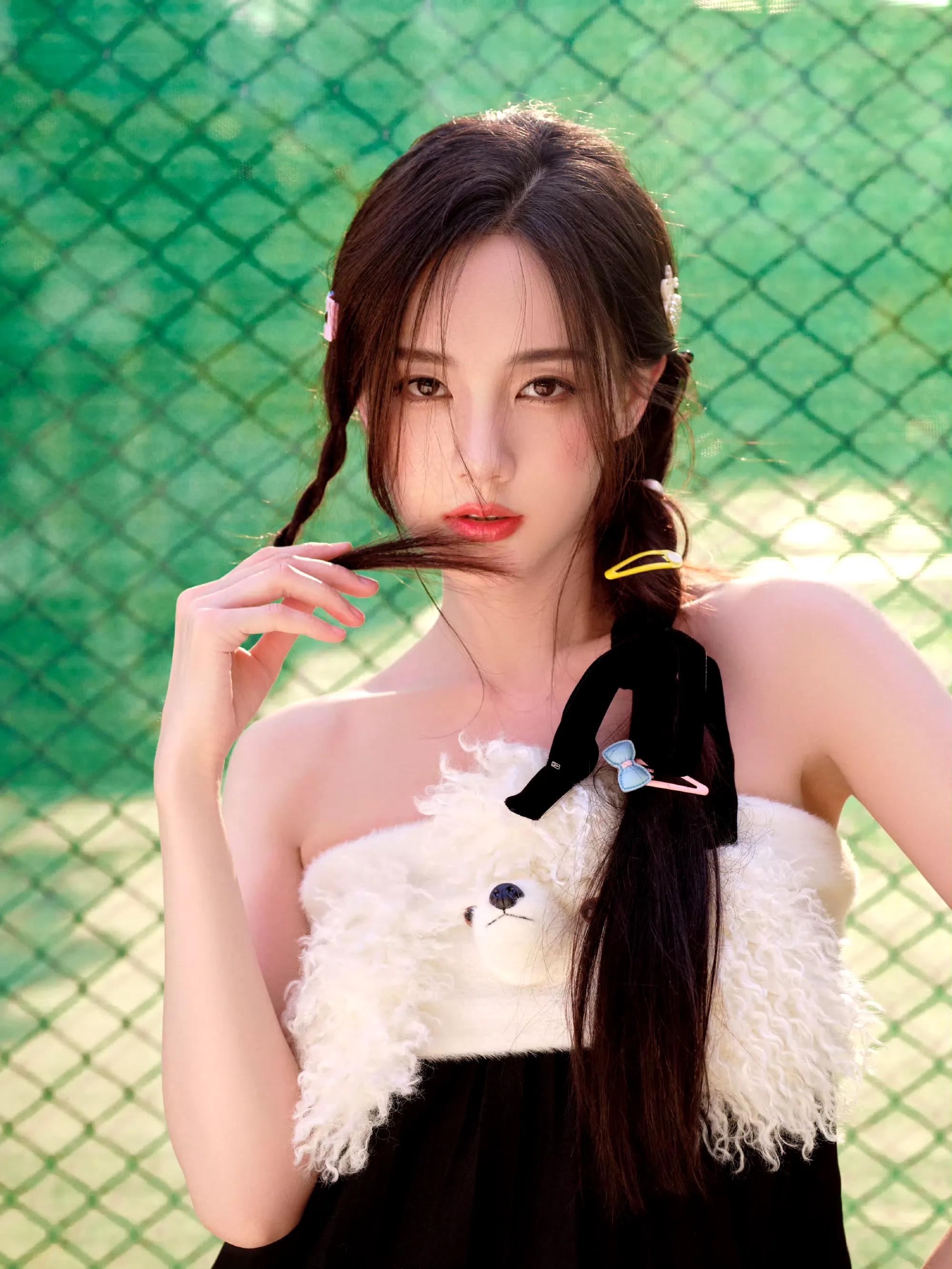 女星李一桐俏皮造型：充满了青春活力！