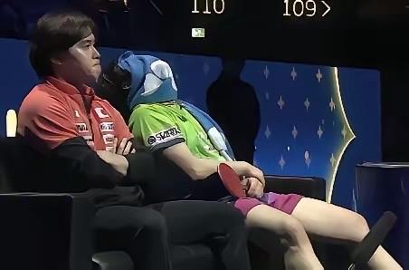 松岛辉空爱哭是出了名的！他比赛输球，必哭一场，而且是同一个哭法：那就是毛