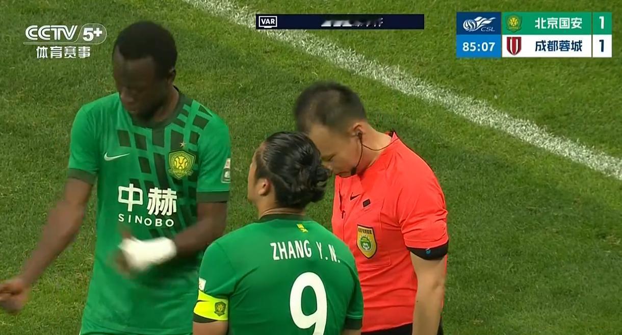 韦世豪问廖力生打到手了吗？廖力生说没有，打到了小腹大腿间！后面var给了主裁判