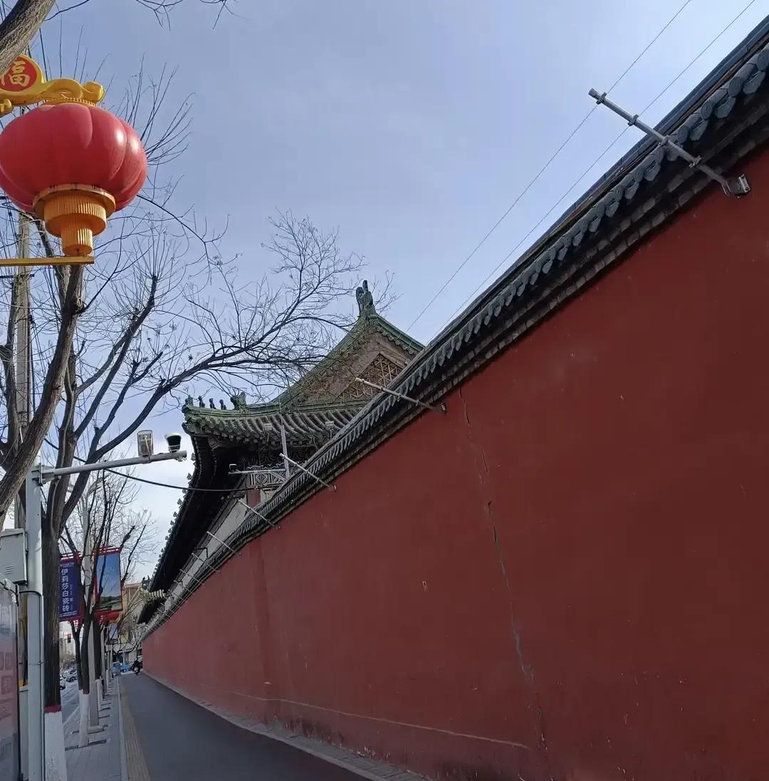 一个写作者把包裹放银川老小区门卫，被操固原口音的保安一句“又不是快递站”顶了回来