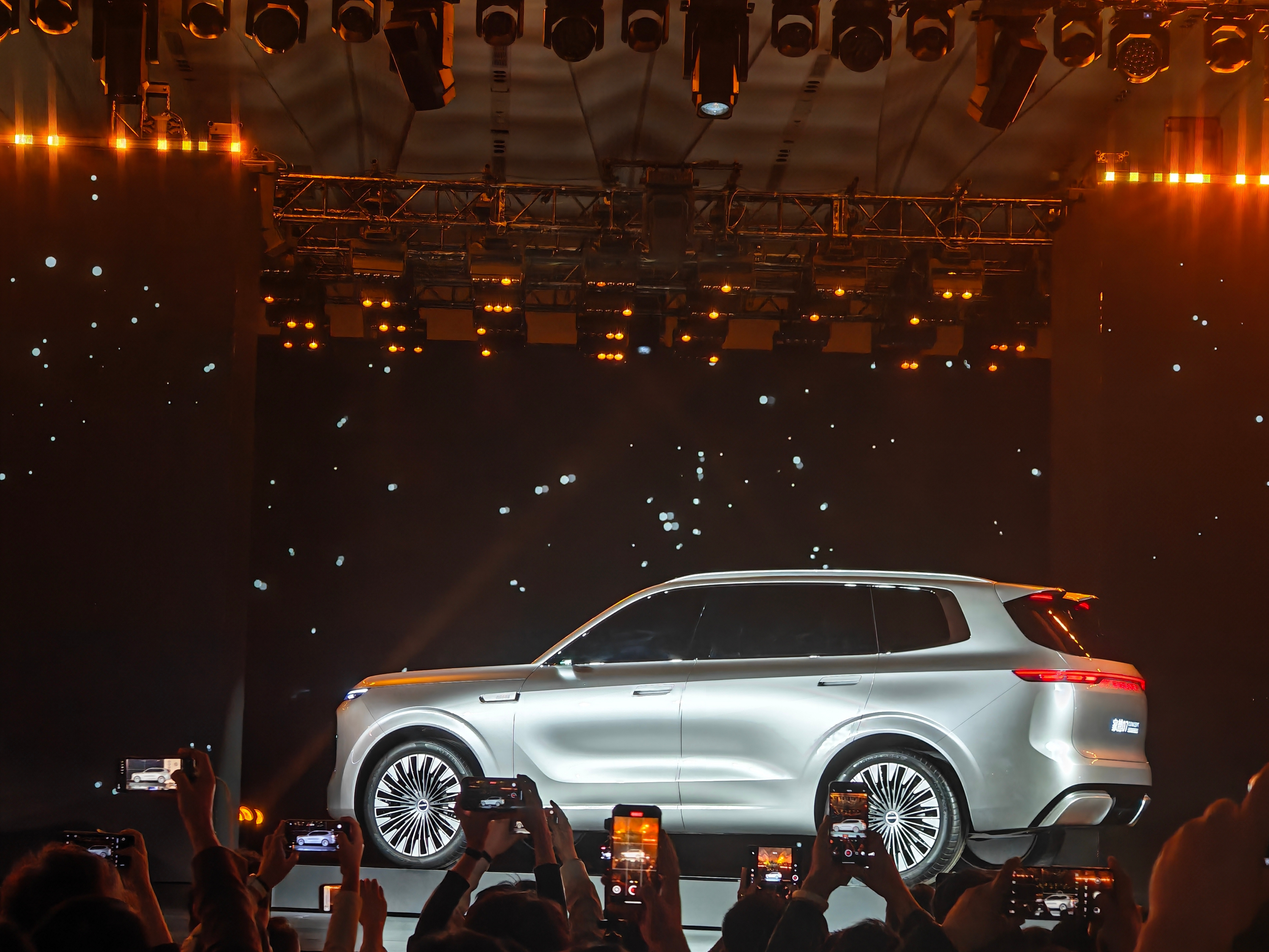 豆包汽车来了？荣威20周年这次有点不一样，不只是“发新车”，而是推出了全新系列。