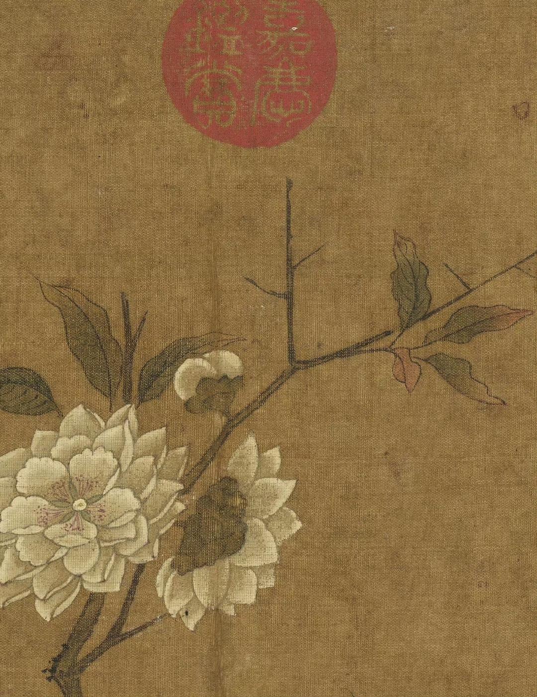 元代佚名所作的《饼桃含笑》，为小巧的册页绢本设色画，画面极为精致。在22.9x2