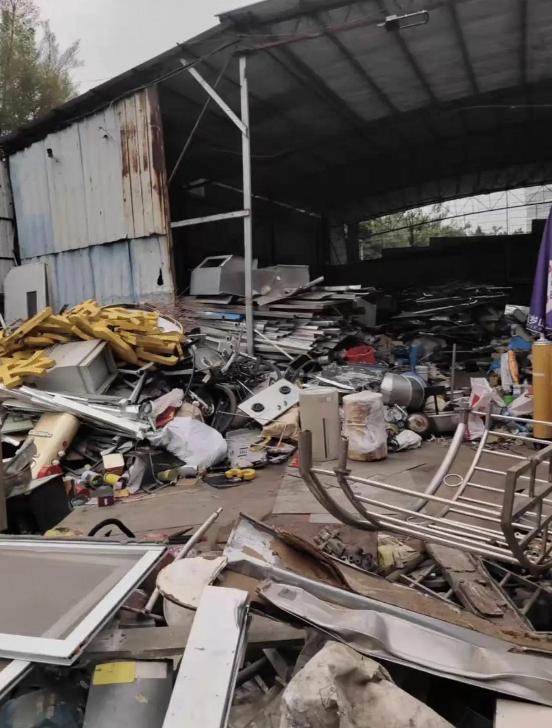 在这个物质丰富、快节奏的社会里，似乎“废品”成为了许多人的“垃圾”，但有人却盯上