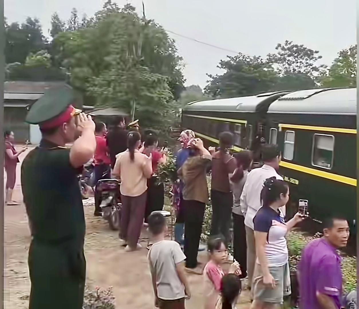 绿皮车车窗打开了，窗外是民众的欢迎，窗内看不清……苏林一行乘坐T8701国际专列