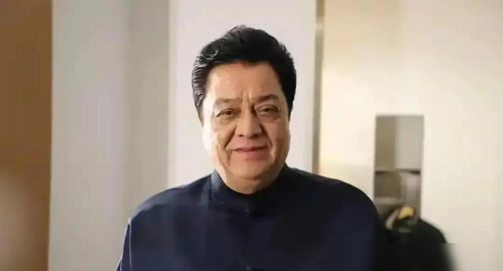 李金斗被翻出当年没答应杨蕾去劝侯耀文，理由是“辈分不对，我去等于打人脸”。当