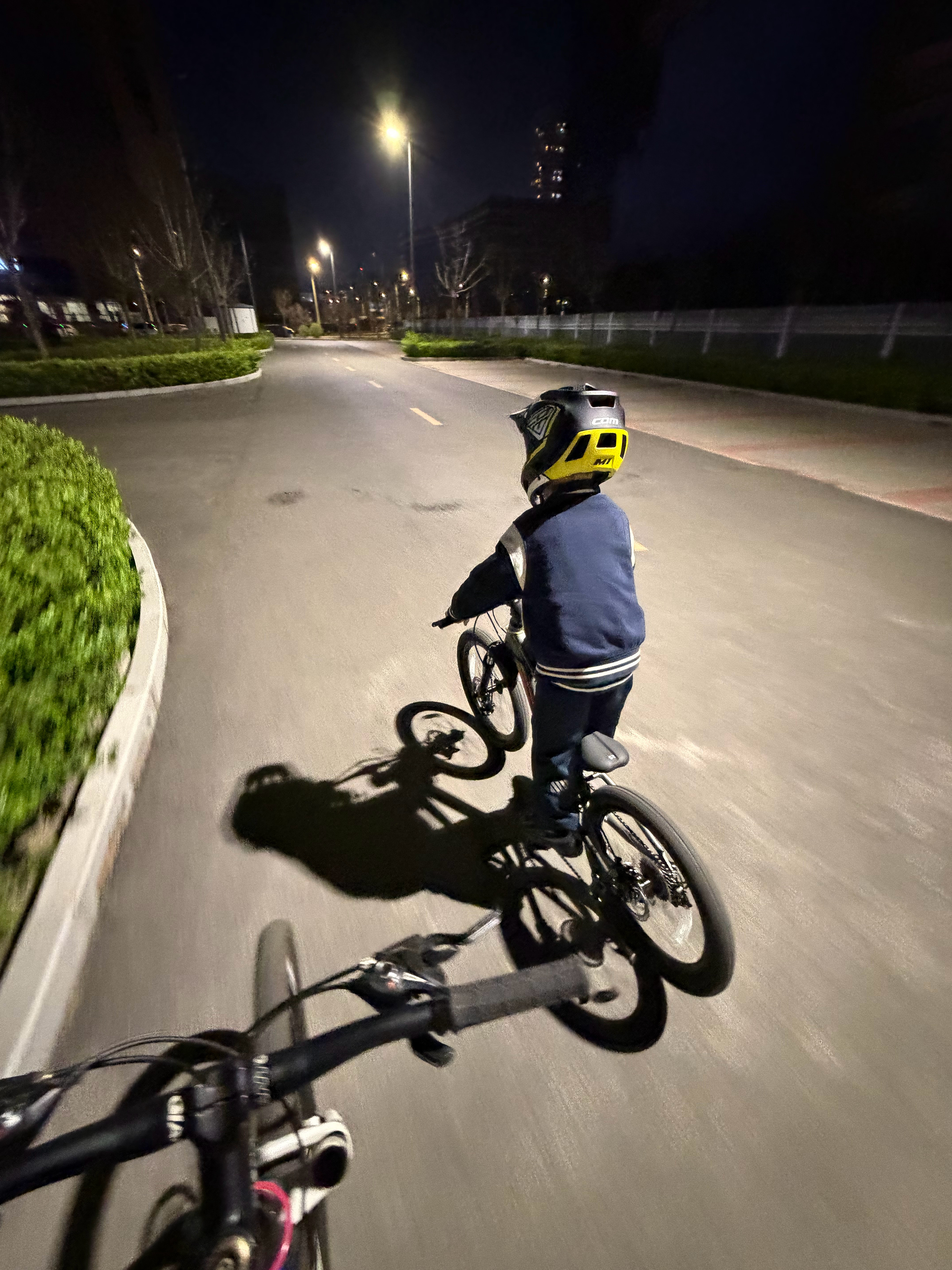 昨天晚上陪孩子骑车，到了一个停车场，发现地上有一些别人“开心过”的痕迹。真好呀，