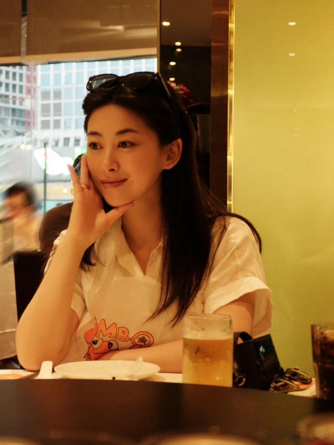 朱珠统一了东西方的审美自信为底，风情为韵，朱珠的美不被定义、无关滤镜，这份刻在