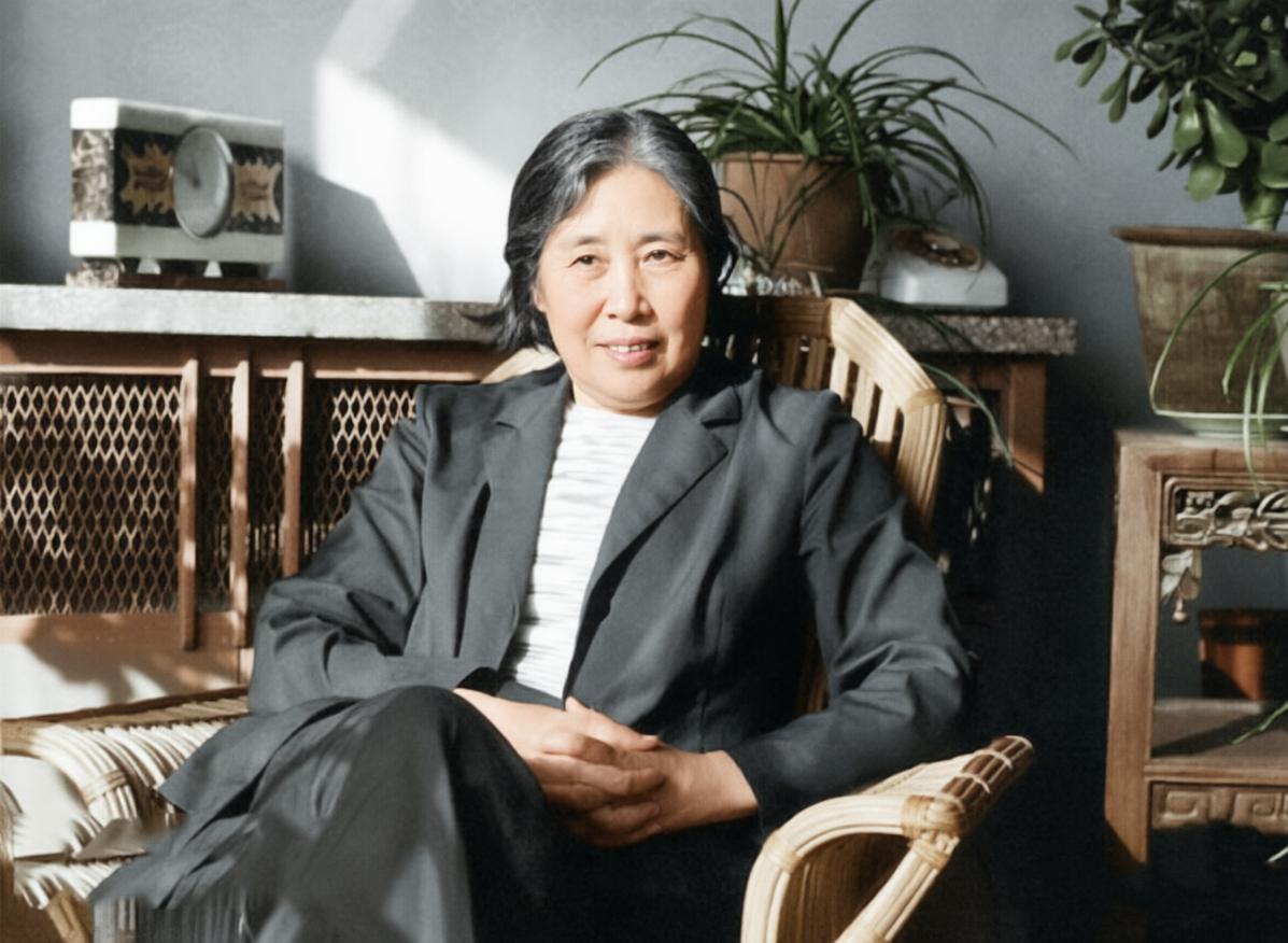 2006年深秋，王光美病危。她已经不能说话了，当女儿刘亭答应替她继续做“幸福