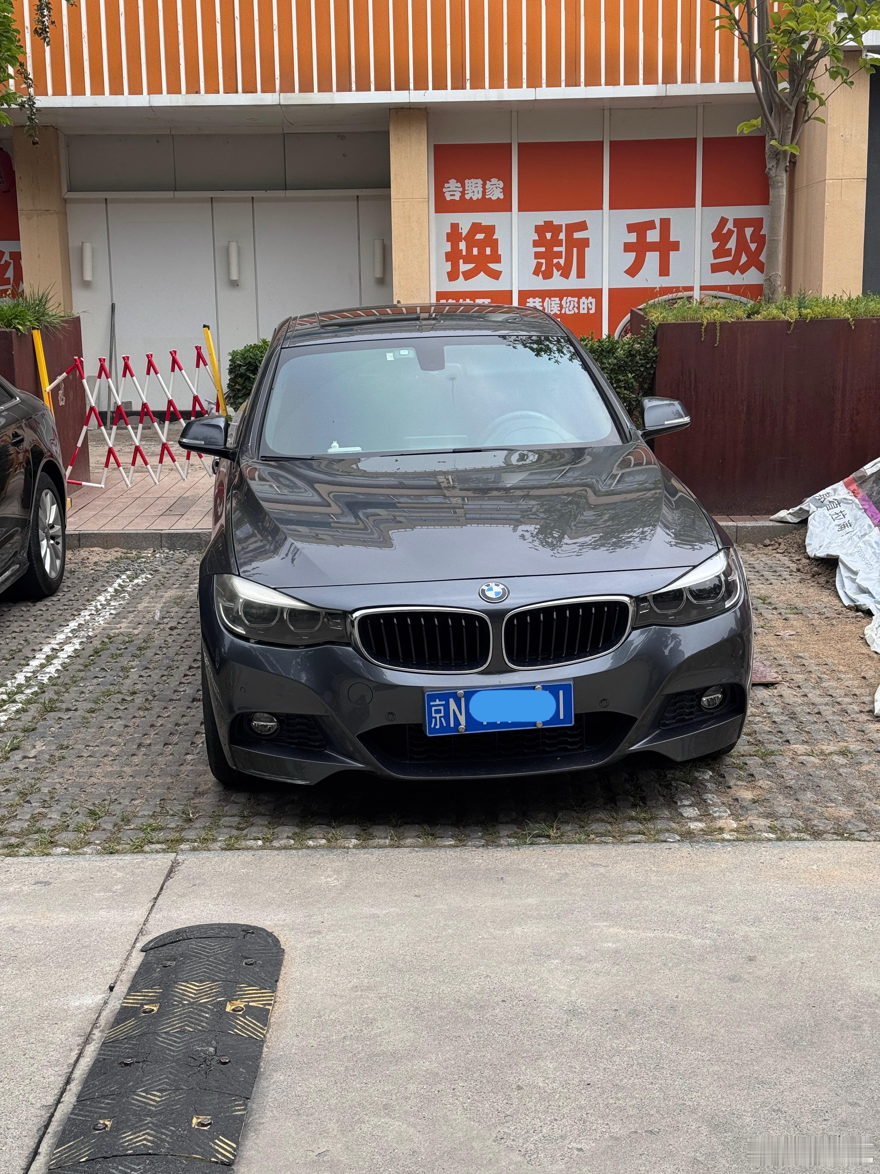 不就是不按规矩停车嘛，这种现象在任意一个停车场任意一个品牌都有可能存在。能说明什