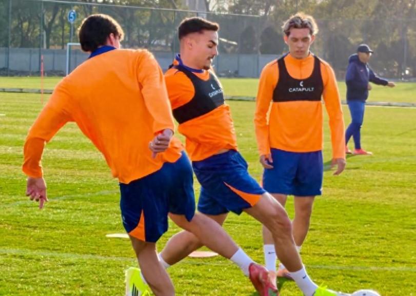 记者牛志明：阿尔瓦罗正常参加合练，首轮联赛应该是具备出场条件的望岳新闻记者牛志