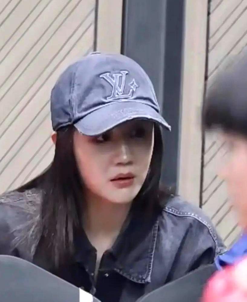 陈梦坐看台那身行头，烟熏妆加LV棒球帽，牛仔衣裹得跟去时装周似的。旁边王艺迪刚