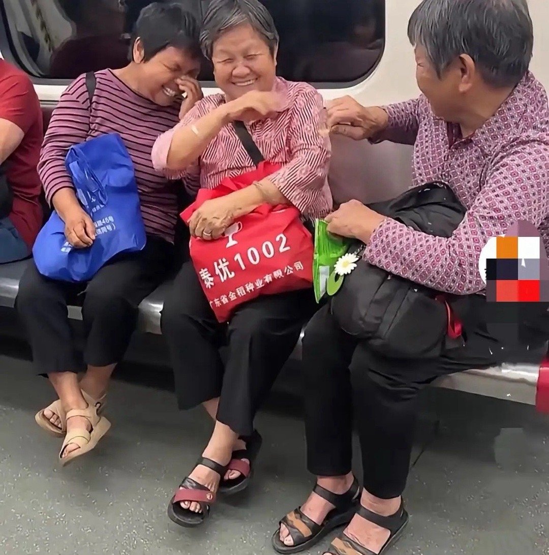 近日，在广东广州地铁上，无意间看到特别治愈的一幕……地铁里偶遇三位年过六旬的阿姨