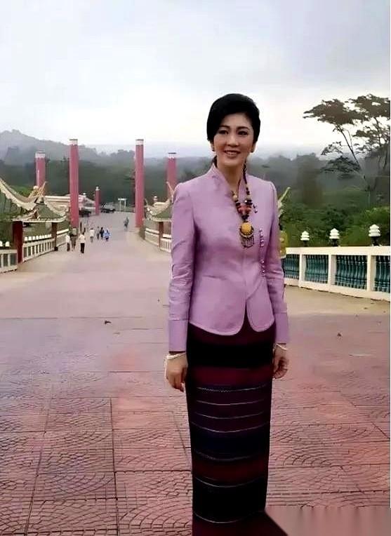 我以前觉得，夸一个女人“美”，有点太表面了。直到我看到她。第一眼，哇，真好看