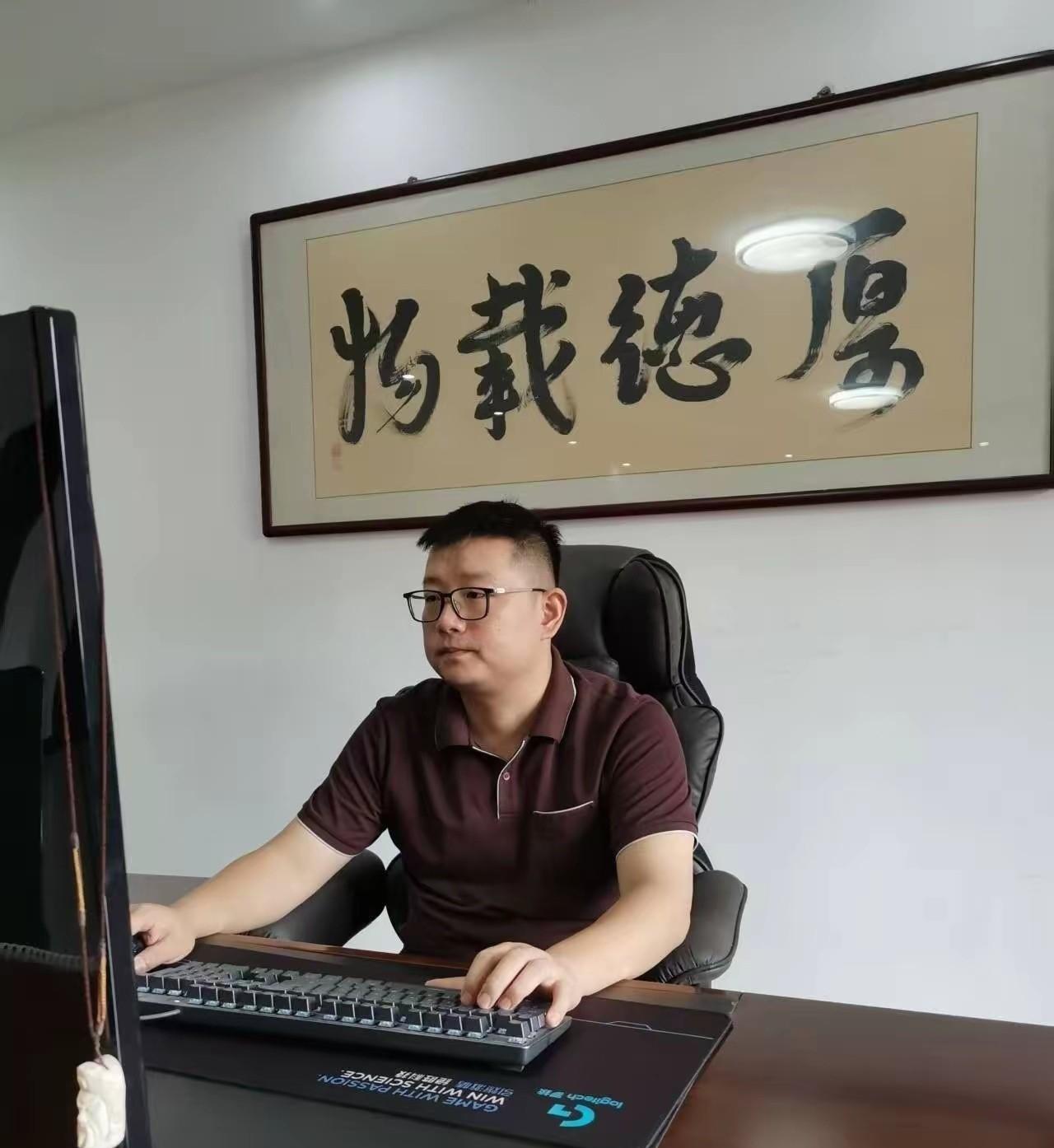 湖北武汉，男子接手父亲工厂，连带留下所有残疾员工，工厂走下坡路时，他关闭食堂，带