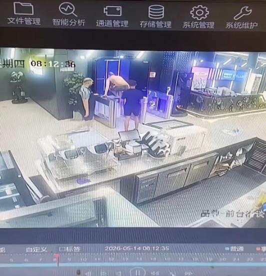 上海一夜之间变成“0元购健身基地”了？四名外籍男子两次暴力破门，白嫖泳池还免费撸