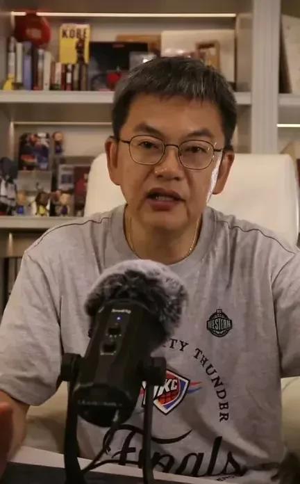 昨晚苏群直播间热度拉满，球迷逮着机会就抛出难题：孙铭徽为啥又无缘国家集训队？苏