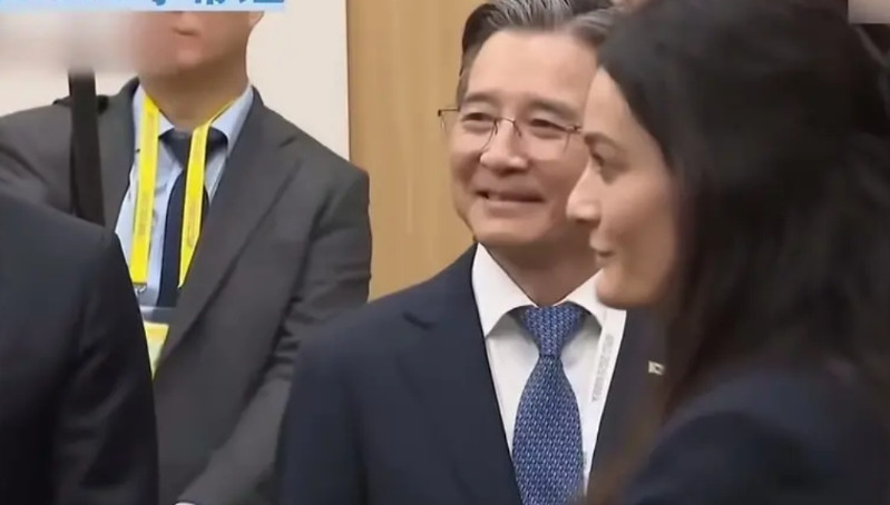 你敢相信，这是黄仁勋的女儿？美国大富豪，带着自己34的女儿，和韩国李在明总统的