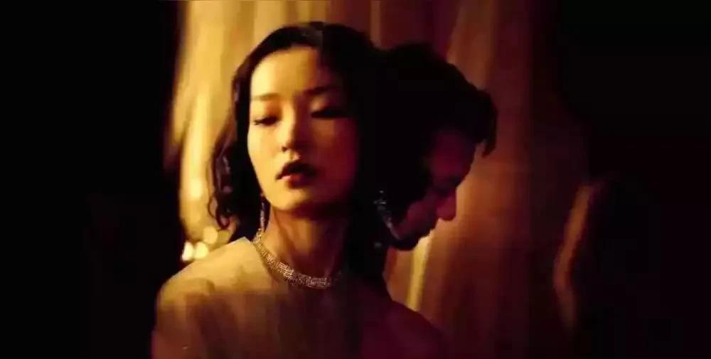 别轻易就提分手，夫妻相处犹如行路，不可能一直都走在平坦开阔的大道上，偶尔也会碰到