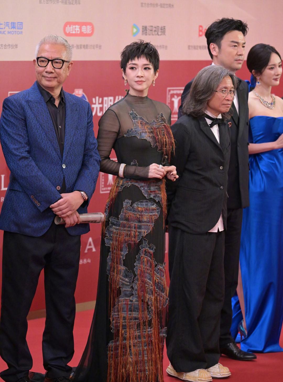 终于搞明白了为什么85花很难同台的原因了就拿杨幂来说吧整个剧组，就杨幂这穿