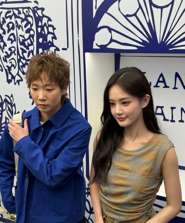 今天李一桐和王曼昱一起出席时尚活动，两位站在一起显得格外般配，而且很有姐妹范儿。