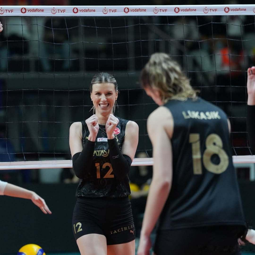 🟡🔴土超联赛第9轮——加拉塔萨雷vs土耳其航空，黄红队先输一局连扳三局取胜。