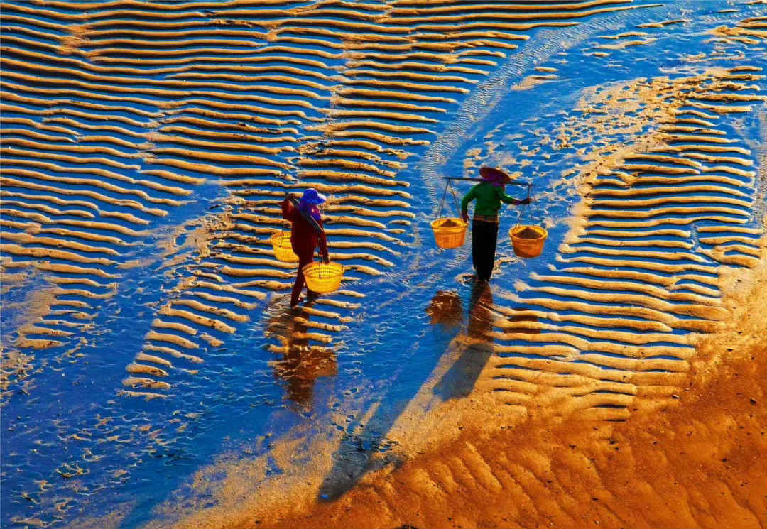 福建·霞浦，潮汐之间，滩涂更是裸露着变换出不同的美景，融入了四季缤纷，让人沉醉。