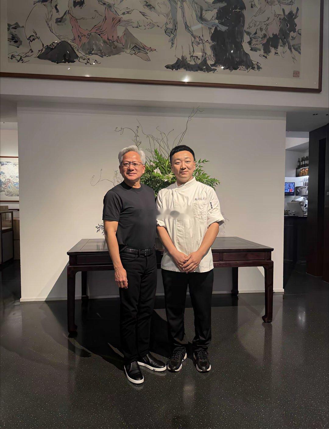 黄老板晚上又去吃了潮州菜黄仁勋这一天太忙了，白天吃炸酱面，晚上又去吃了潮府林苑