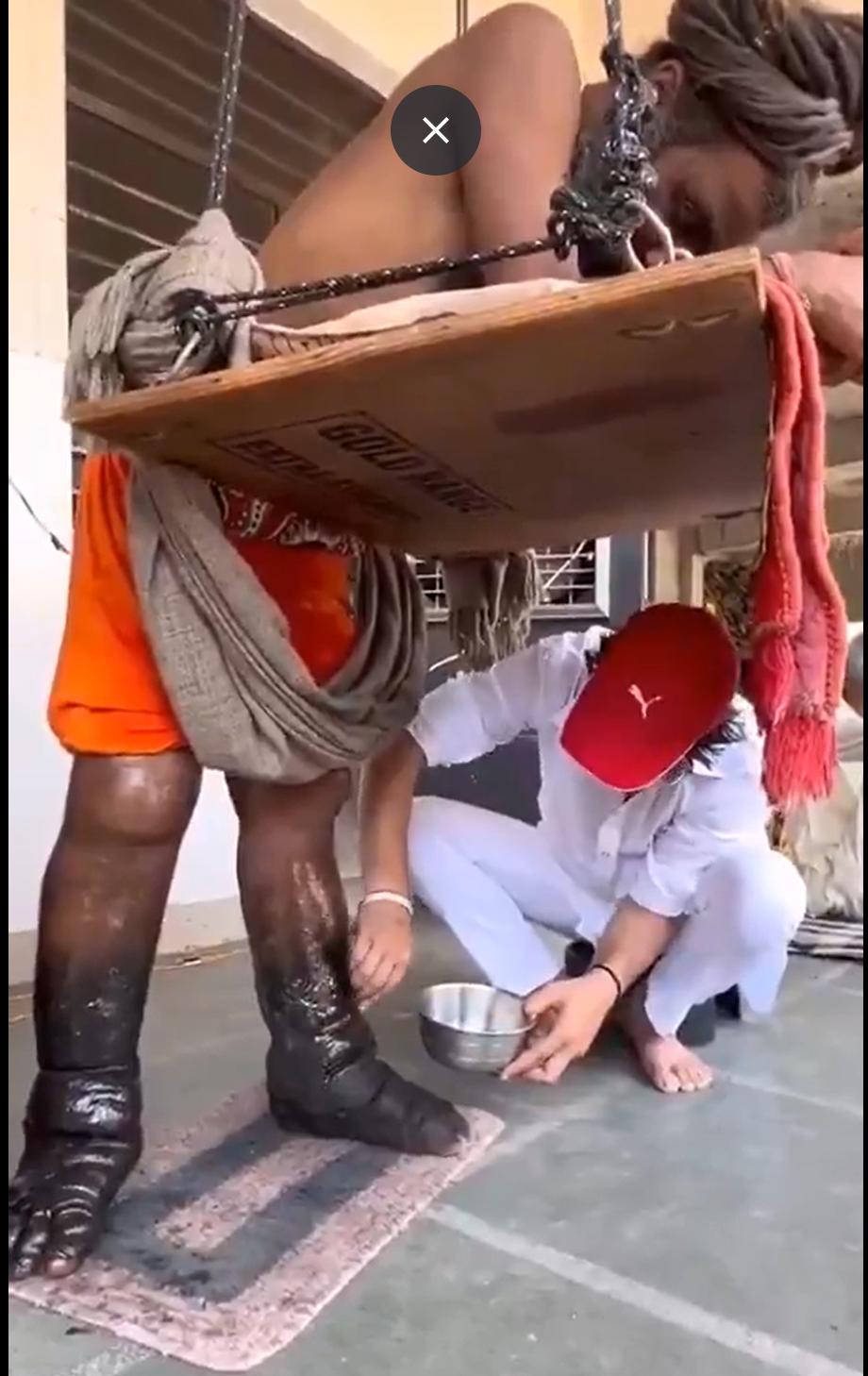 奇葩的印度人，为了向神许愿，站着一个地方五年一动不动，下肢都肿成猪蹄子了！