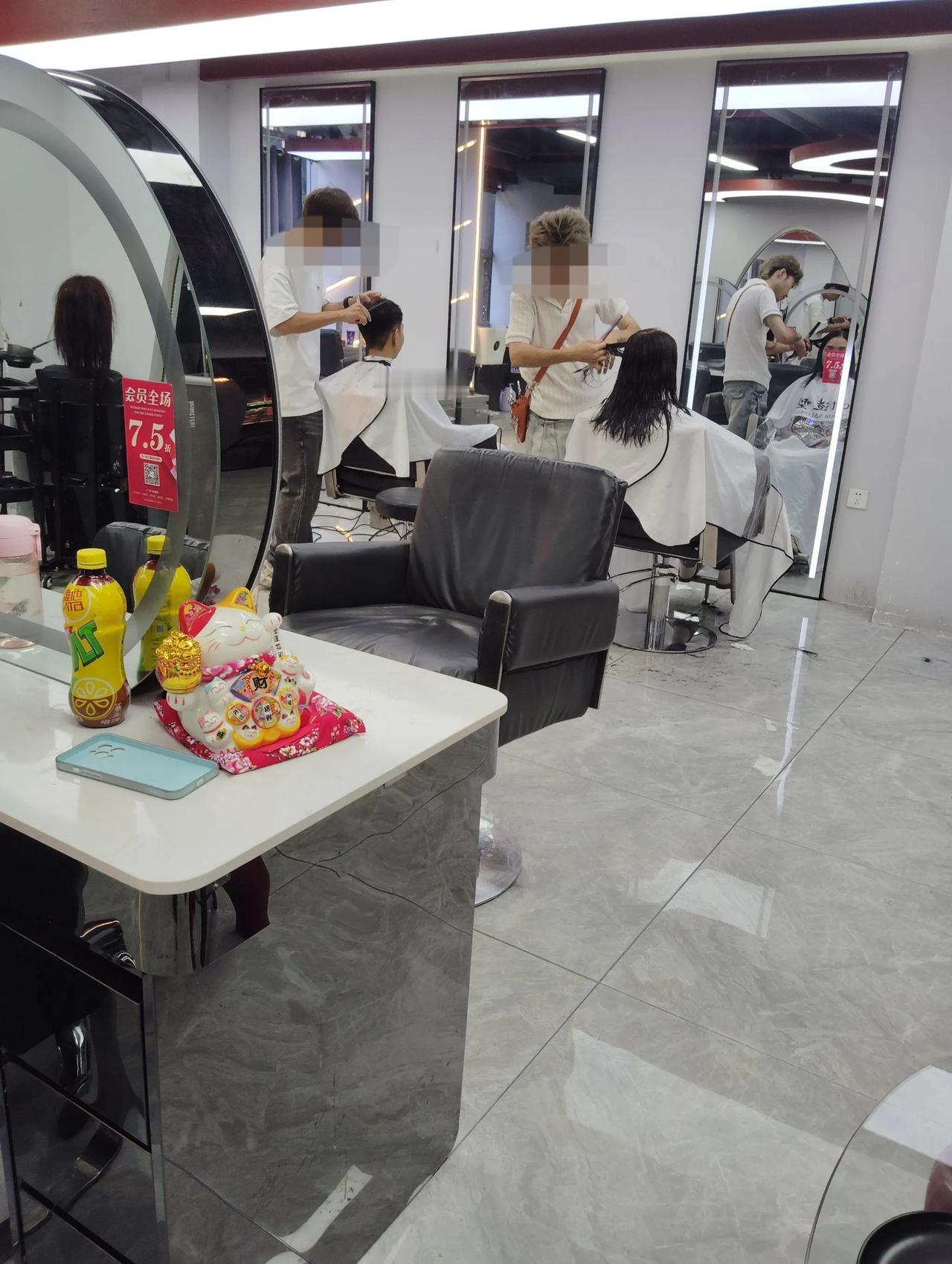 理发店强制顾客消费300万元😯11月29日，一媒体报道，江苏省常州市一家