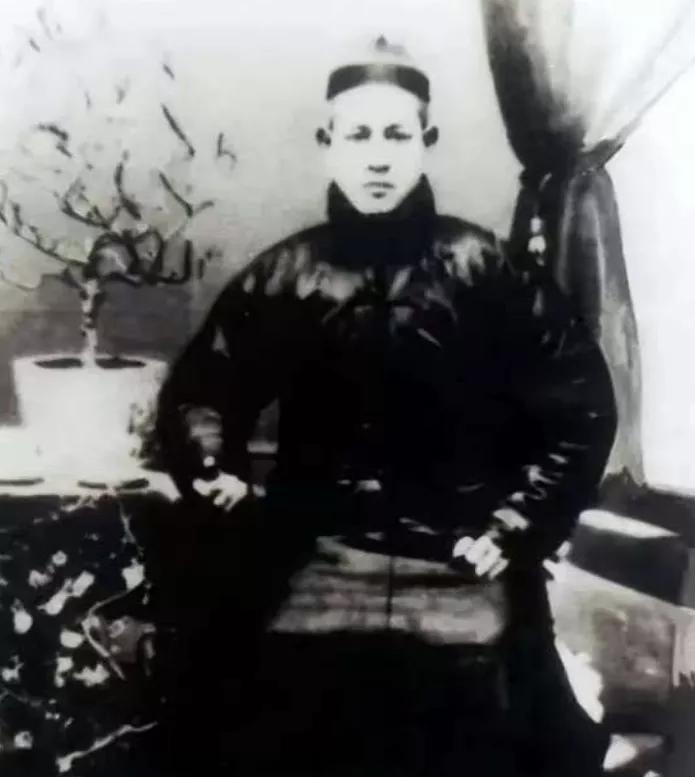 “吾内功尽矣！”1882年，一代宗师董海川病危，弥留之际，他命弟子取来一条旧腰