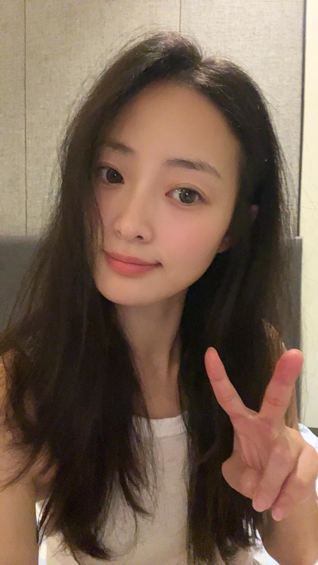 人在低谷期的时候不要乱动，你就坐在那看，看人情冷暖，看谁离你越来越近...