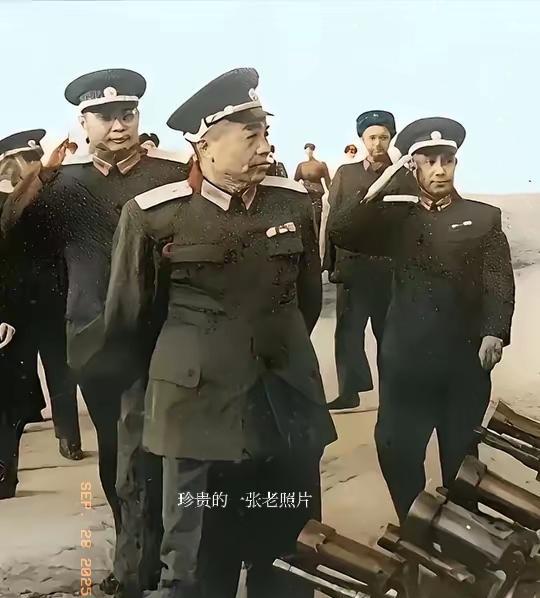 历史老照片回忆。那个年代，国防部长彭德怀元帅和总参谋长粟裕大将，军事工程院院长