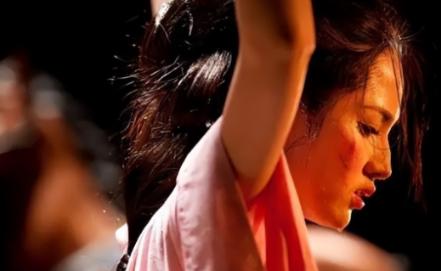 1182年，名妓严蕊被朱熹抓进大狱，狱卒扒掉了她的衣服，强迫她趴在冰冷的地砖上，