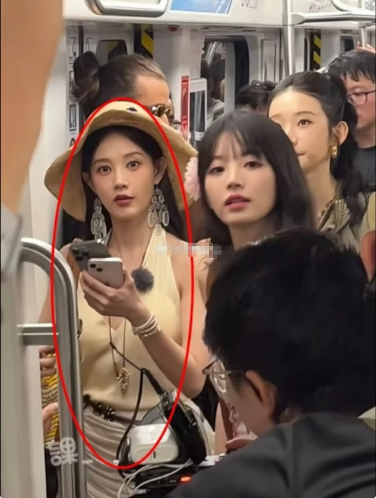 想不到...李一桐也是不上镜的那种！她本人比照片还要美，妆容加上精致的五官还