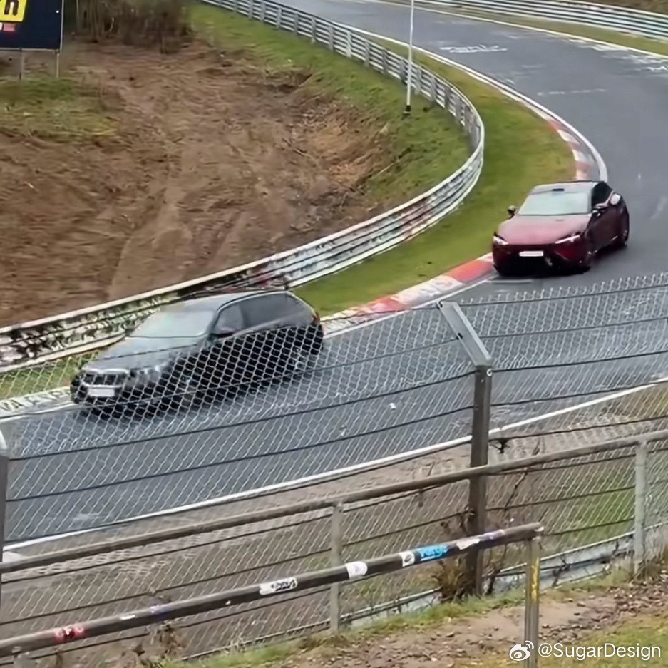 小米YU7GT实车现身纽北。看来马上就要公布成绩啦前面的5旅好像是摄像车