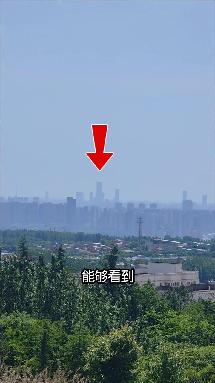 西安白鹿原远望西咸498高楼。这个地方是在西安城东白鹿原上的禾光农场，可以看到