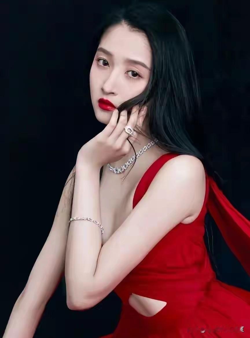 关晓彤这身材是真实存在的吗？九头身比例也太逆天了吧！最绝的是那双大长腿，又直又细