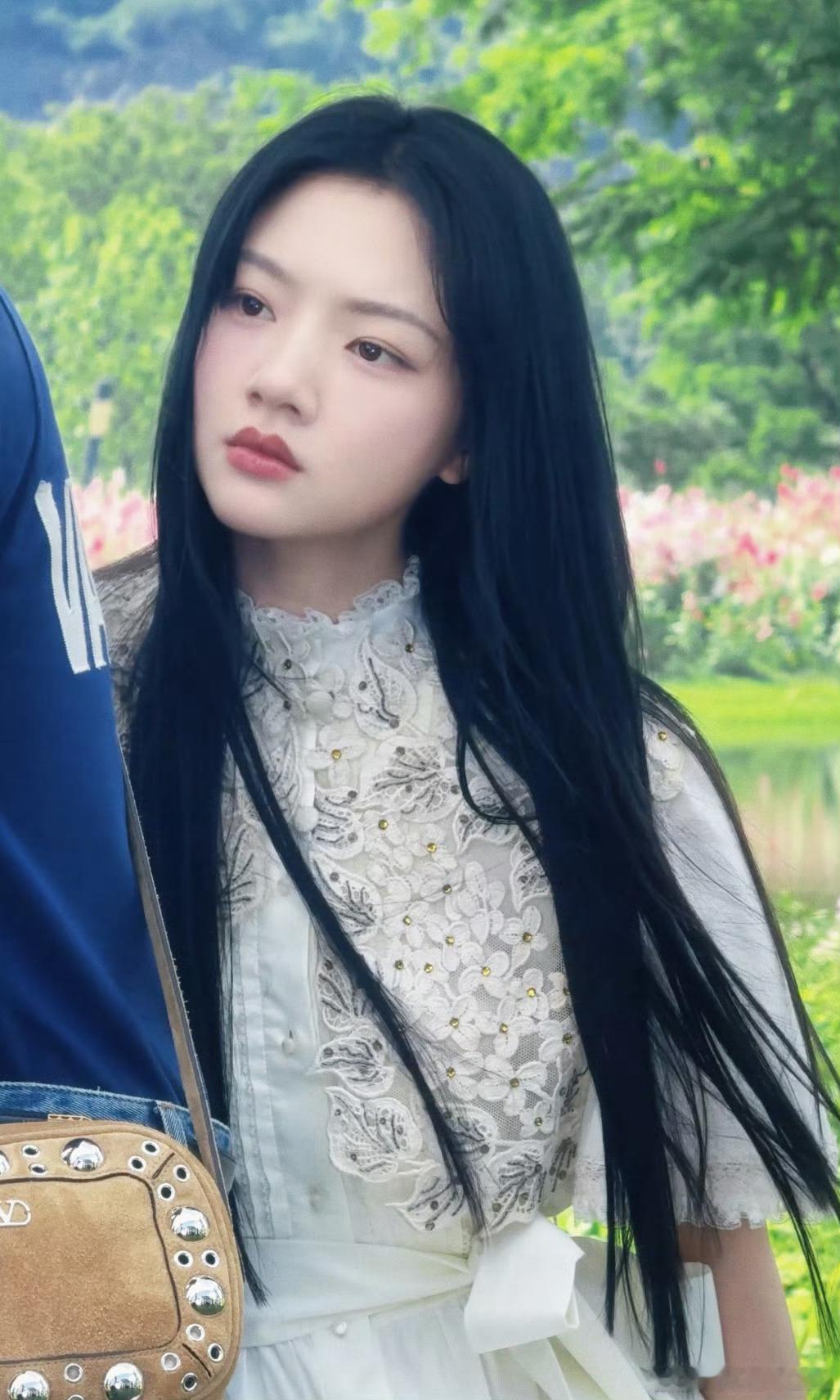 任敏单车恋人这个造型真的好适合任敏又贵气又少女任敏真的瘦了好多黑长直真的很