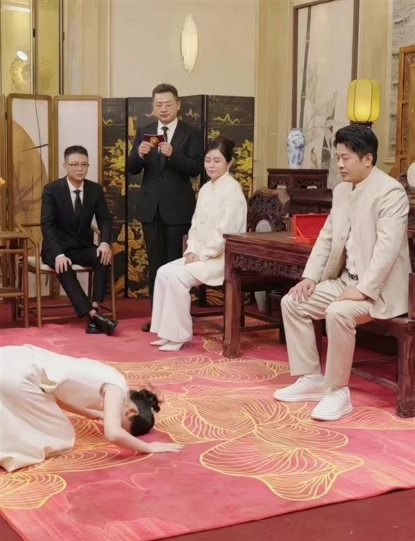 据媒体报道，近日，快手头部主播辛巴与妻子初雪瑞罕见同框，为一位名叫徐杰的新人举办