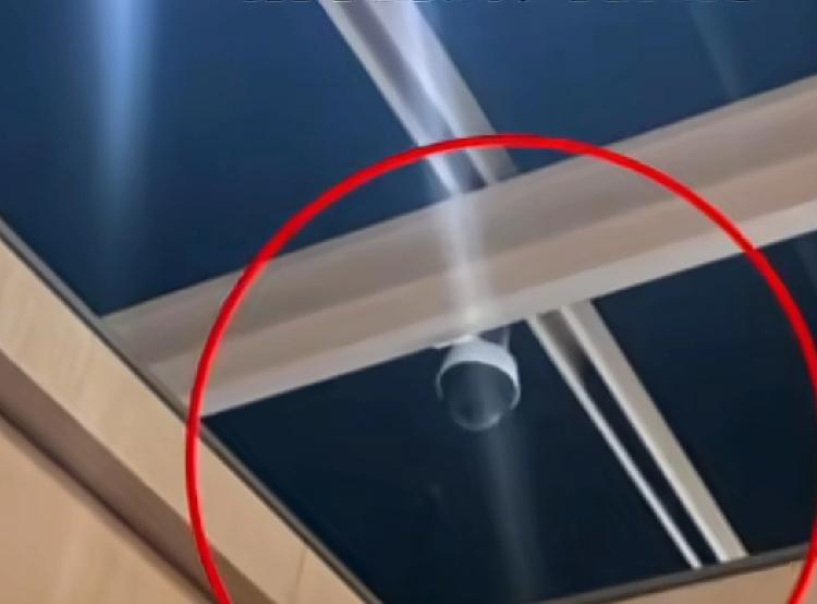 这样的商场还怎么试衣服呀上海一位女子最近去了一家商场，看到一件衣服，特别喜欢，