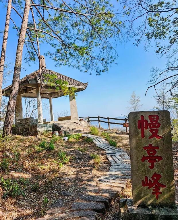 一位火葬场工作人员说：“人死后，一是要火化，二是火化后，不要领骨灰，让火葬厂处理