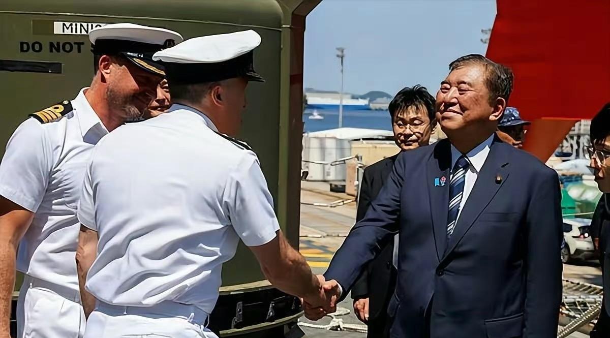 #万能生活指南#在欧洲庆贺二战胜利八十周年之际，战败国的首相登上了战胜国大不列