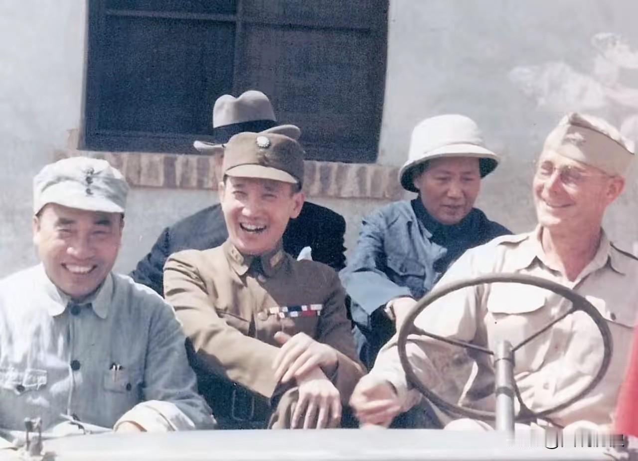 毛主席在思考？这张老照片你见过么？这张照片拍摄于1945年8月，由童小鹏拍摄