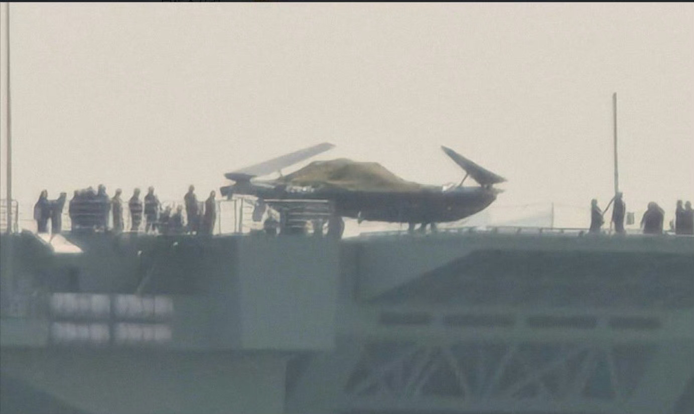 GJ-21调度模型从076机库中由升降机升至飞行甲板。烽火问鼎计划