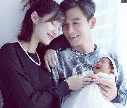 现实里靳东最爱的女人是妻子李佳。李佳是北电96级的，她和赵薇，陈坤同班，当年她