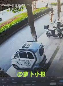 老人好像真的变坏了。8月29日，网友发布的一段视频引爆网络：有个老太太连续多天