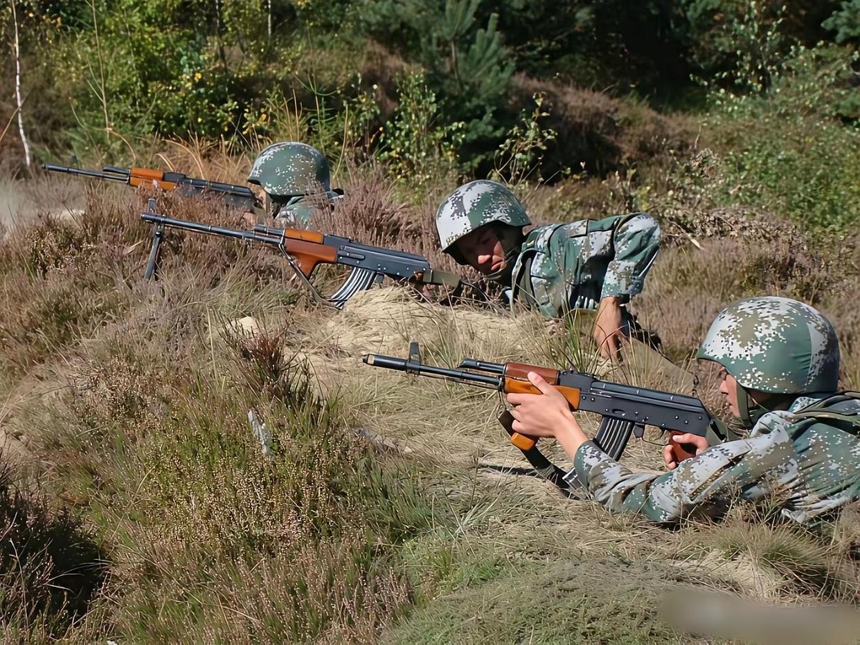 这三张图片拍摄于2009年，画面中的解放军战士身穿07式数码迷彩服，佩戴95式战