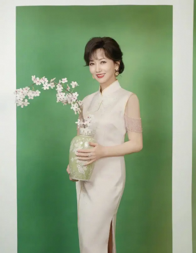 71岁赵雅芝旗袍装惊艳宛如古典画中人